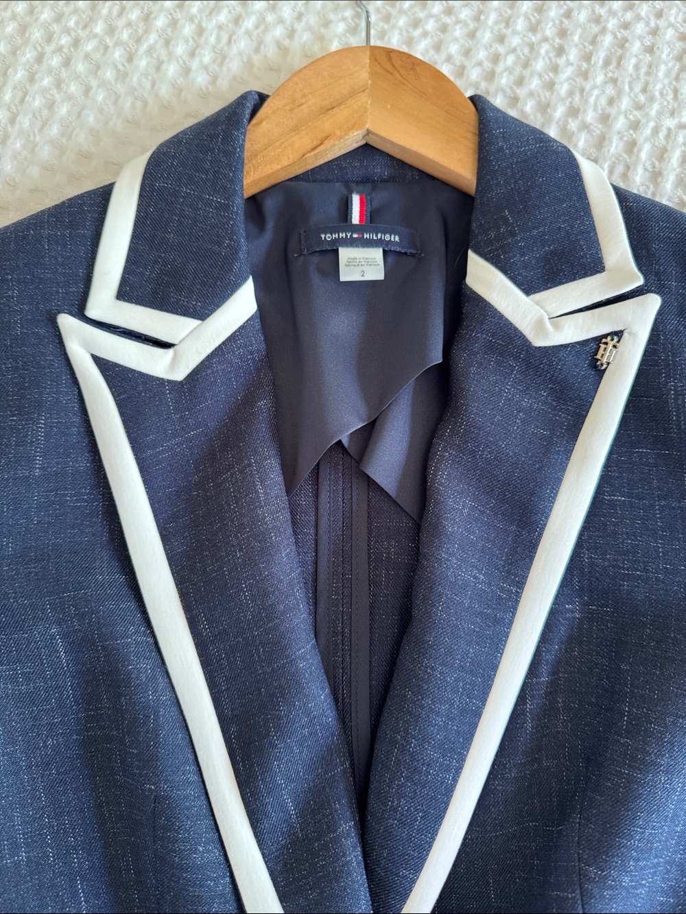 Tommy Hilfiger Women’s Navy Blazer with White Trim - Classic Tailored Jacket - Picture 3 of 6